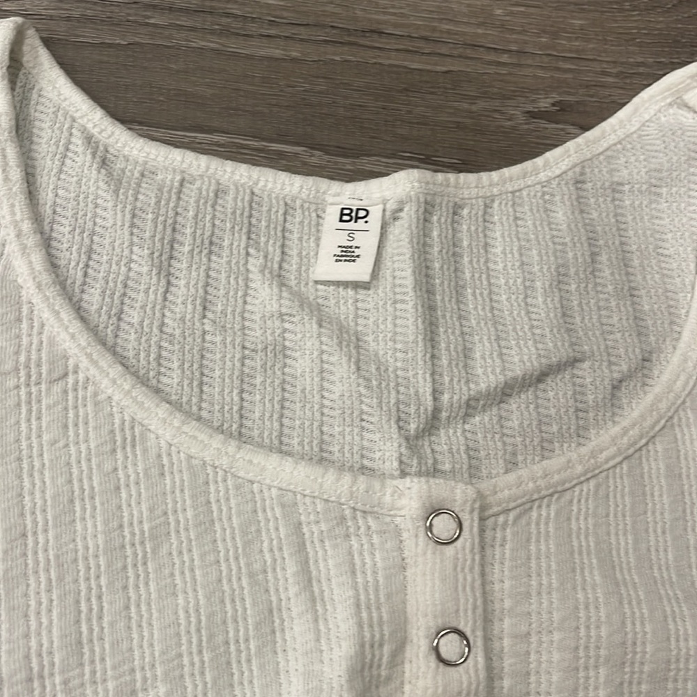 white tshirt - Picture 2 of 3